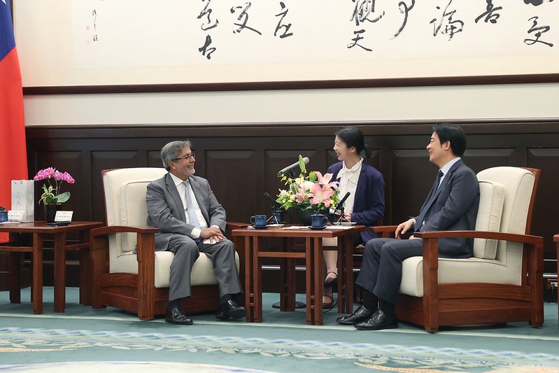 TaiwanToday_TH's tweet image. ปธน.ไล่ฯ ให้การต้อนรับคณะตัวแทนบริษัท #MicronTechnology พร้อมแสดงความขอบคุณต่อ Micron ที่เข้าลงทุนวิจัยและพัฒนา #เทคโนโลยีการผลิตหน่วยความจำ #DRAM ในไต้หวัน ซึ่งเป็นการขับเคลื่อนให้ระบบห่วงโซ่อุปทาน สอดรับกับการใช้ชิ้นส่วนที่ผลิตจากในไต้หวันเพิ่มมากขึ้น
th.taiwantoday.tw/news.php?unit=…