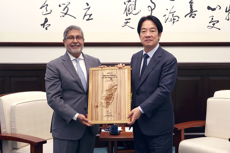 TaiwanToday_TH's tweet image. ปธน.ไล่ฯ ให้การต้อนรับคณะตัวแทนบริษัท #MicronTechnology พร้อมแสดงความขอบคุณต่อ Micron ที่เข้าลงทุนวิจัยและพัฒนา #เทคโนโลยีการผลิตหน่วยความจำ #DRAM ในไต้หวัน ซึ่งเป็นการขับเคลื่อนให้ระบบห่วงโซ่อุปทาน สอดรับกับการใช้ชิ้นส่วนที่ผลิตจากในไต้หวันเพิ่มมากขึ้น
th.taiwantoday.tw/news.php?unit=…