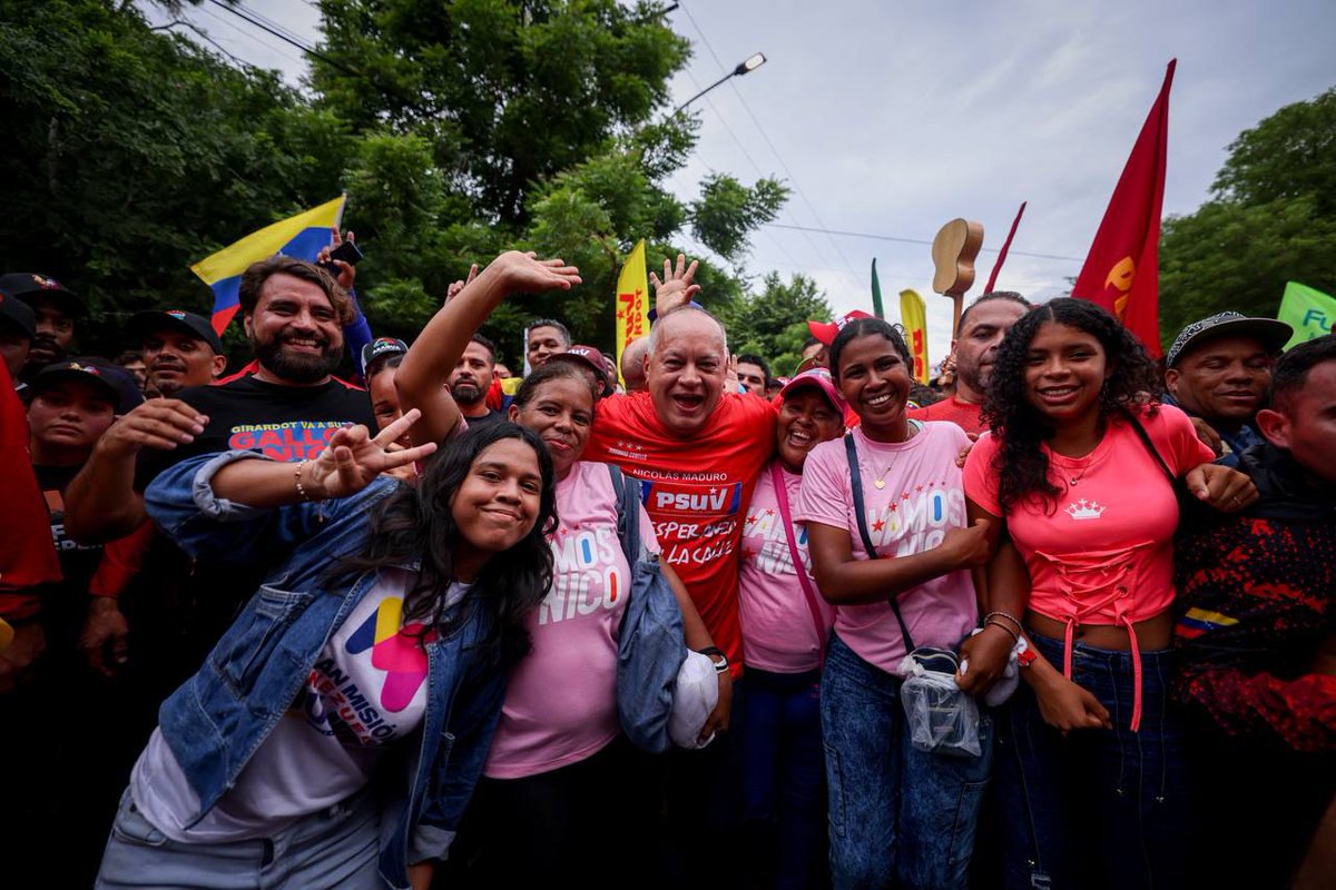 Vicepresidente del <a href="/PartidoPSUV/">PSUV</a> califica como exitosa  revisión de la estructura del 1x10x7
"Debemos felicitar al edo. Aragua,  donde el comportamiento y la revisión de toda la estructura del 1x10x7 fue extraordinariamente exitosa", así lo dijo <a href="/dcabellor/">Diosdado Cabello R</a> 
#CrecimientoProductivo