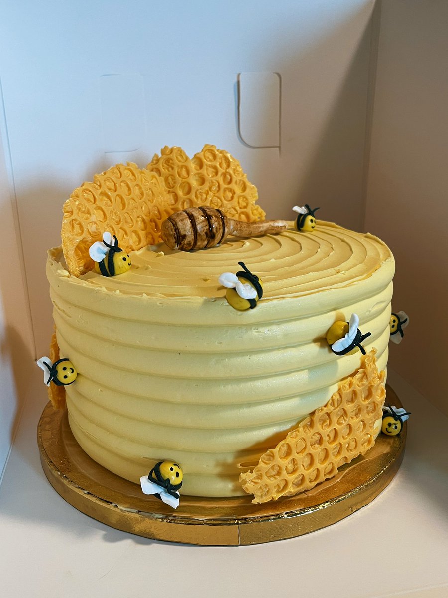 ilunga_'s tweet photo. Had the privilege to make my niece’s 1st birthday cake 🥹💖 https://t.co/ZJ52XwP6ct