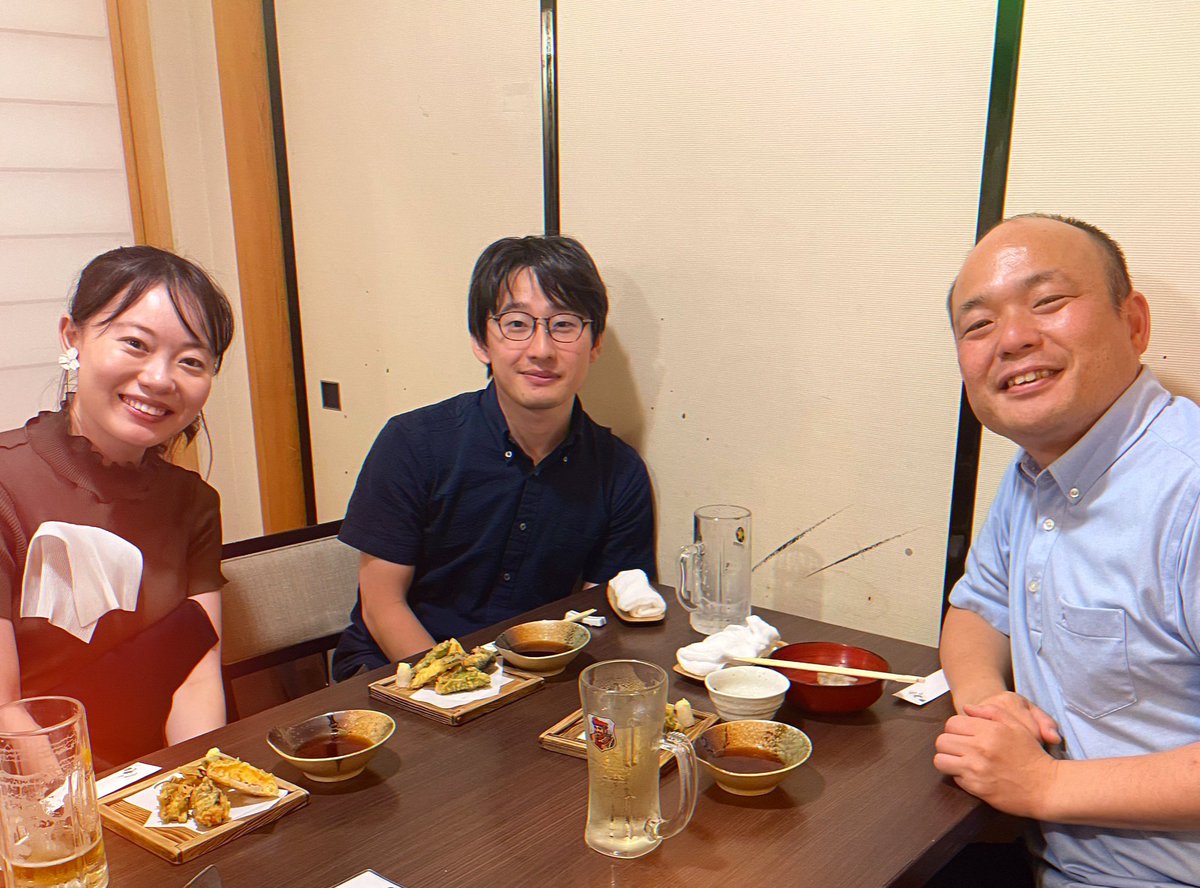 jutarotakahashi's tweet photo. 日下あすかさん。東京藝大のころ創造系にインターンに来てくれたあと、隈事務所に勤めたと思ったら、今度は南相馬市の地域おこし協力隊に⁈

隈事務所での先輩、小林章太さんと共に、彼女を送り出しました🎉 @両国うずら鍋

人生100年時代、焦らず自分探しをするのかと思ったら真逆で、ビジネスプランがバキバキでヤバい。7月のいすみラーニングセンター@isumi_lc にも来てくれることに。

創造系不動産の応接室のでかい本棚は、藝大のころ日下さんが、VUILDのEMARF @EMARFco で作ってくれたもの。そのころ、ルーヴィス@nov_fukui にもインターンに行ってたらしいから、器が違うわ。

行ってらっしゃい。いつでも帰っておいでー