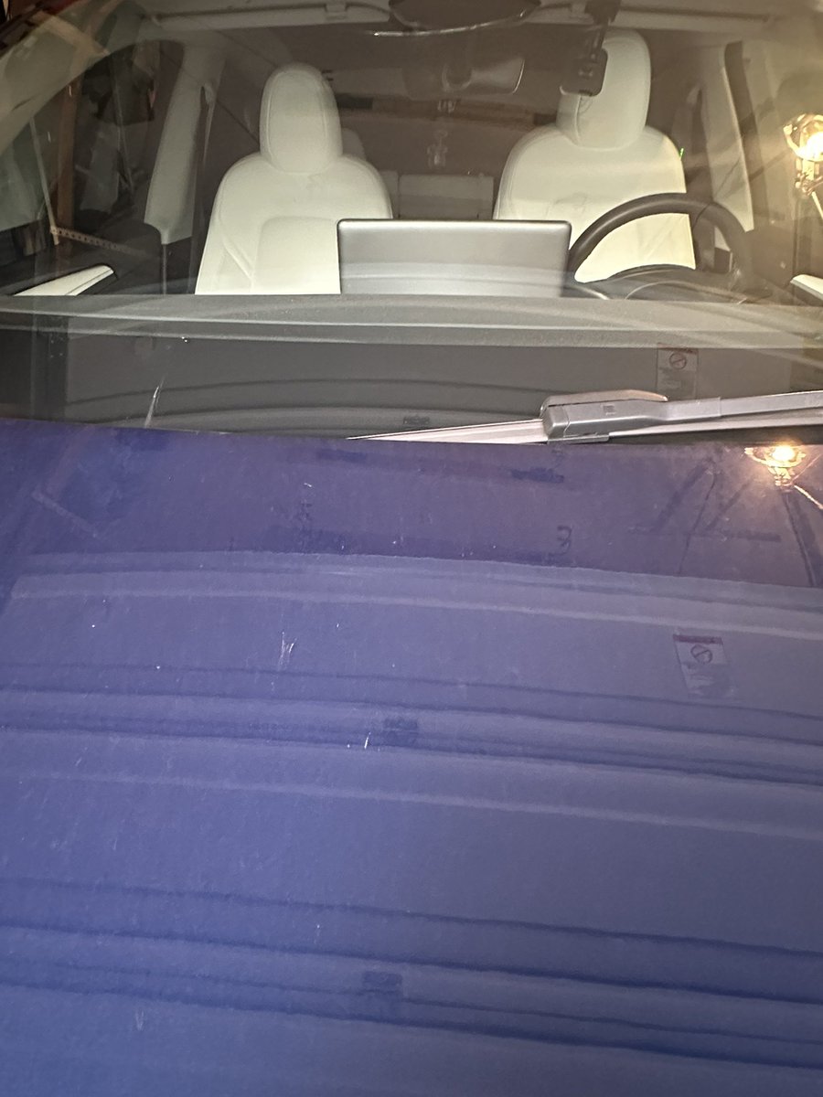 gchu's tweet photo. @TeslaOwnersCbus big crack on my front windshield. Is still safe to drive, my insurance glass repair not responding yet. https://t.co/Veti8R1Tes