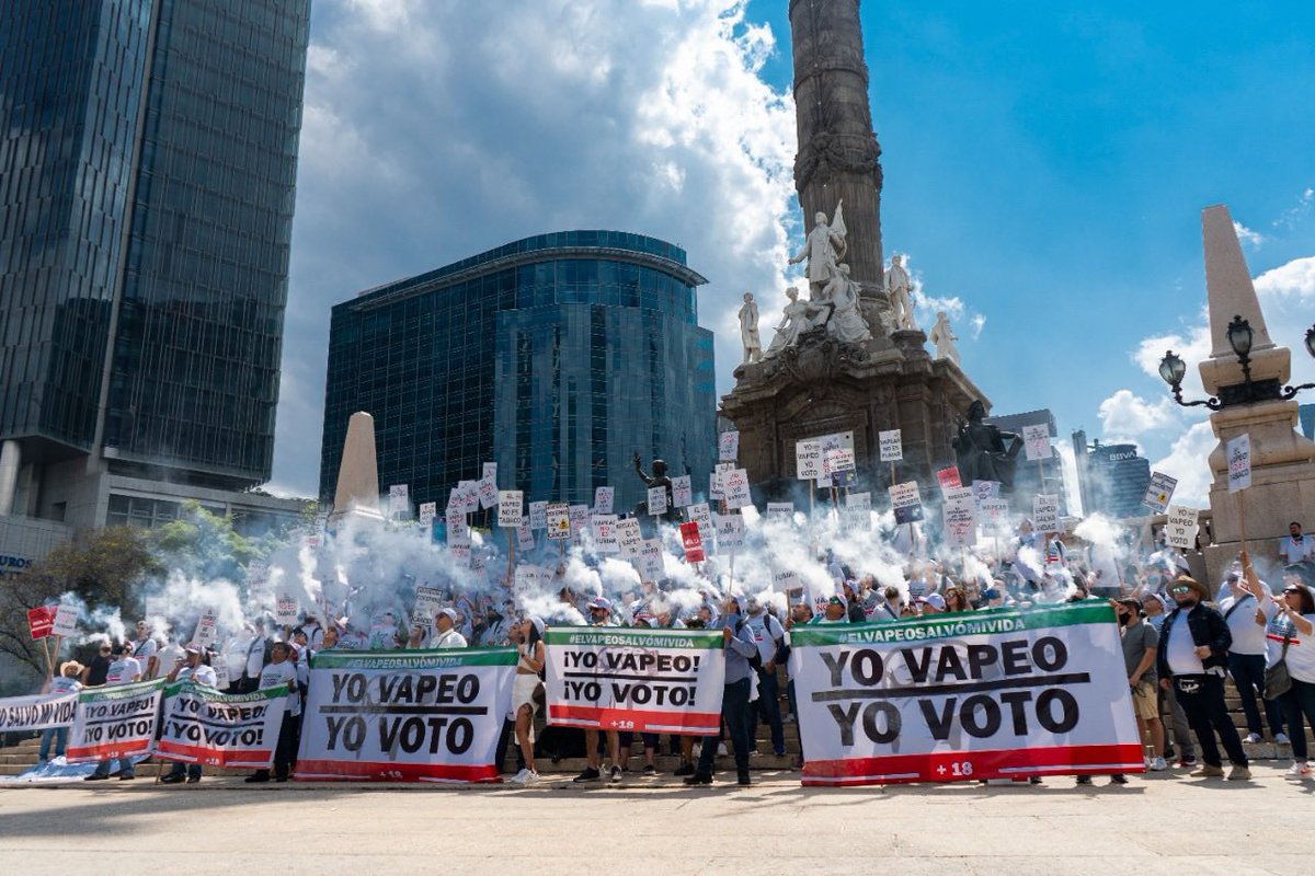 HaleXale's tweet photo. El vapeo es 95% menos dañino que fumar una prueba más con nubes blancas #adultosresponsables https://t.co/FZ5RGTcEog