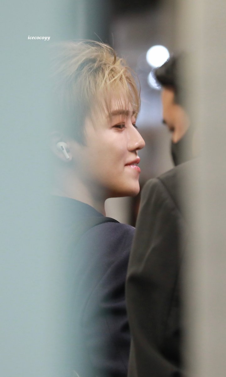 jungshasa's tweet photo. EXCUSE ME SIR ??! 😭 https://t.co/QSIQPkofqa