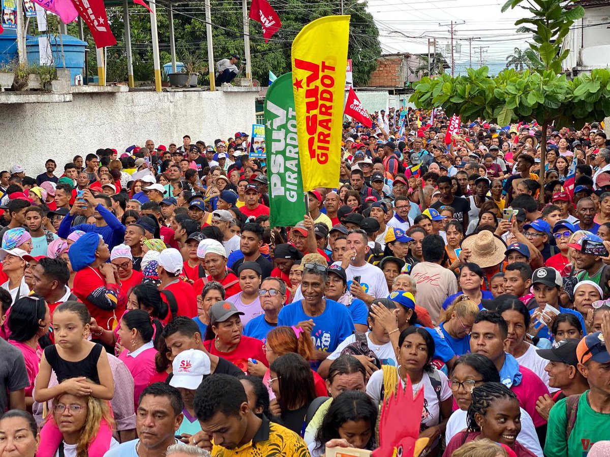 ¡Aragua Con <a href="/NicolasMaduro/">Nicolás Maduro</a>! 

Muestra de Amor y Esperanza 

¡Vamos Rumbo a la Victoria de este 28 de Julio! 

#CrecimientoProductivo 
<a href="/dcabellor/">Diosdado Cabello R</a> 
<a href="/_LaAvanzadora/">Yelitze Santaella</a> 
<a href="/Soykarinacarpio/">Karina Carpio</a> 
<a href="/PsuvAragua_ofic/">PartidoPSUVAragua</a>