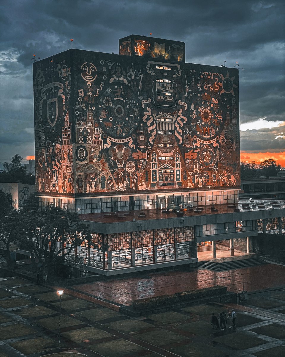 Noches de lluvia en el Campus Central. #FotoDelDíaUNAM