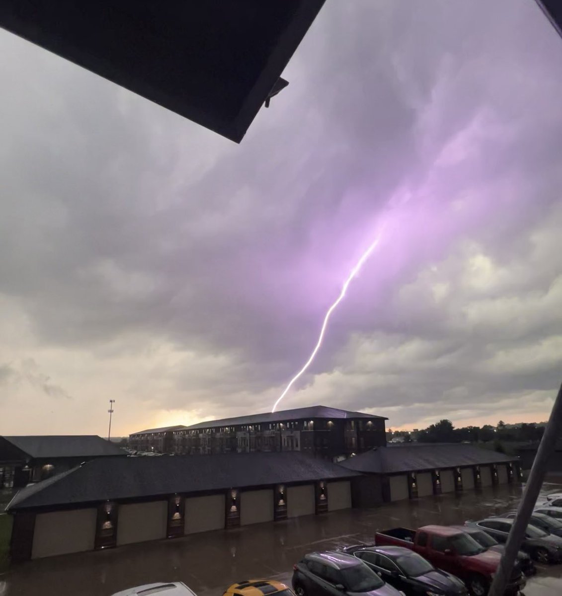 tamiedrees's tweet photo. @KCCINews lightning strike in Johnston, IA around 5:45 https://t.co/LvFicR4HGC