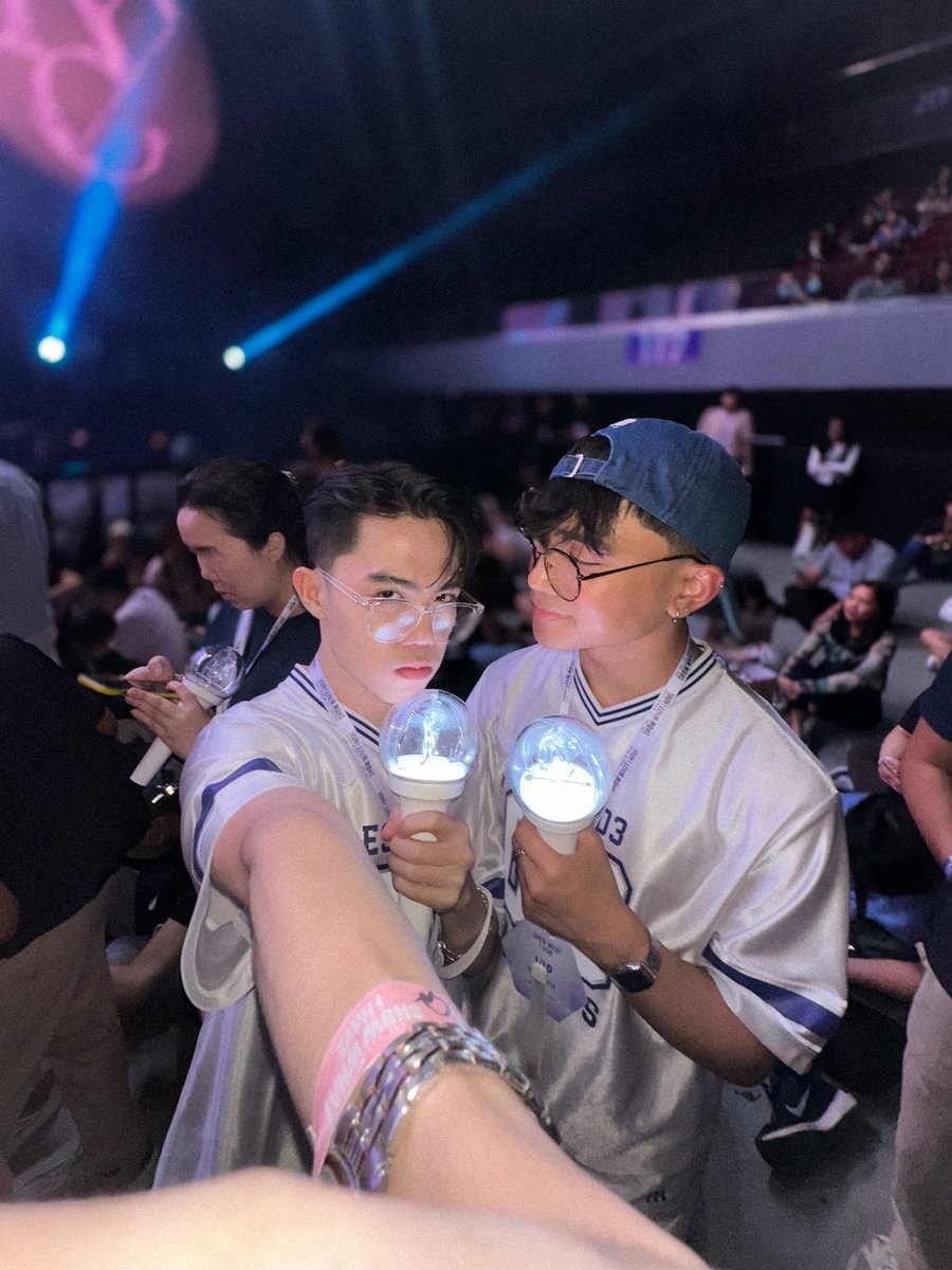 Happyking_Sinag's tweet photo. Show what I have 🤍 

#IVE #IVE_IN_MNL https://t.co/JeVjnRB3uS