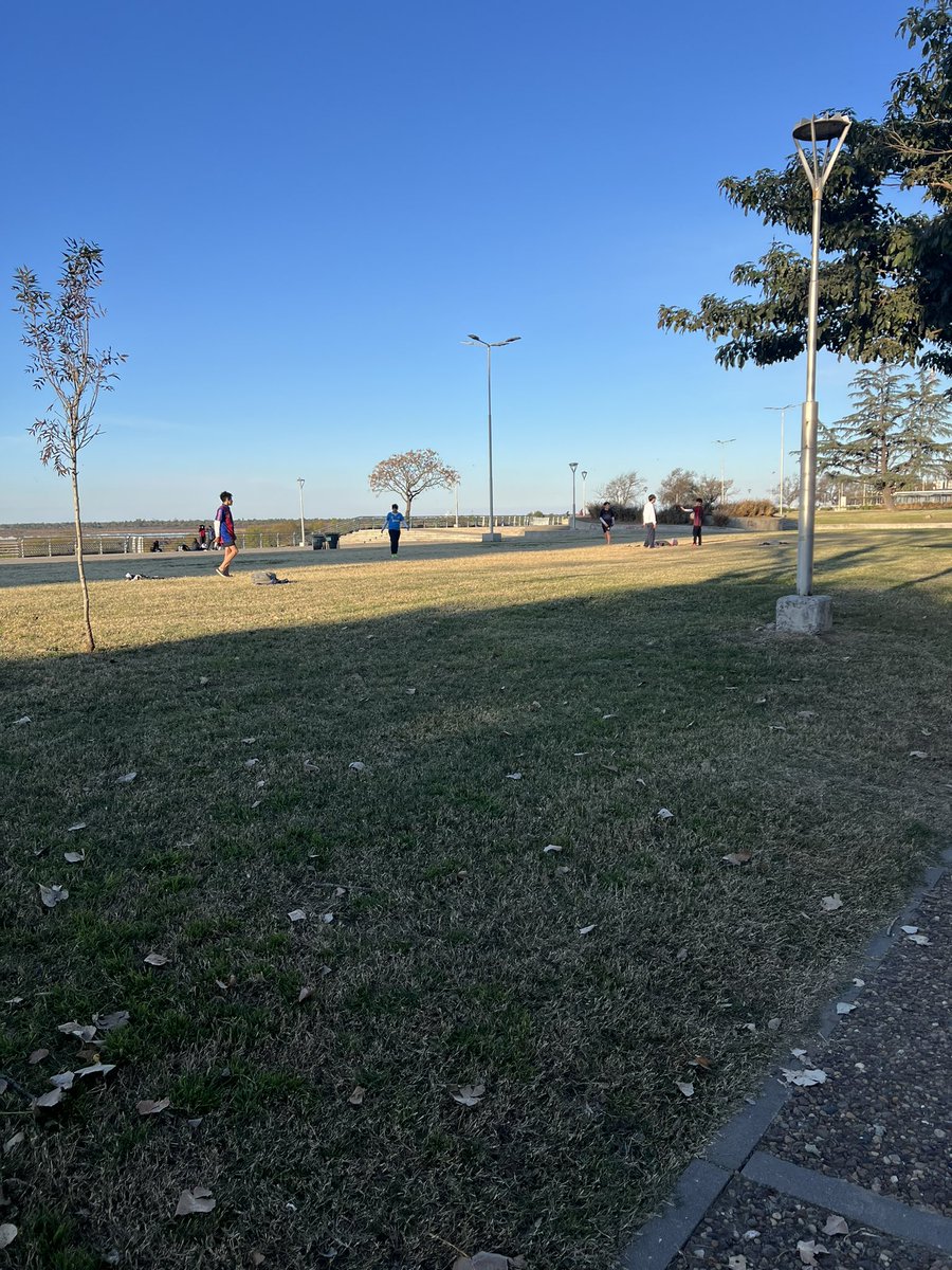 Quizás esta sea la esencia madre del fútbol. Pelota vieja, arcos con buzos, cancha improvisada y un grupo de pibitos soñando ser profesionales algún día.
