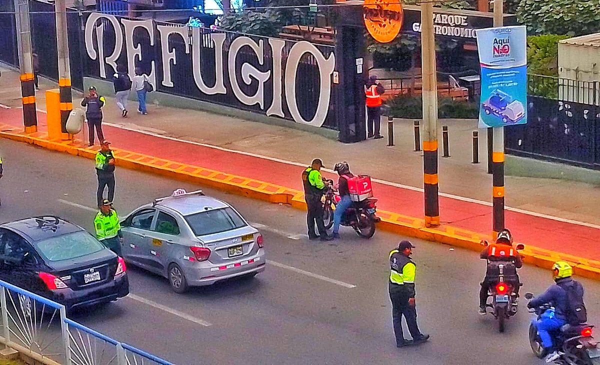 LimaRegion's tweet photo. #DivpolSur1 #CiaMonterrico Realizaron operativo policial en prevencion de los actos delictivos identificando a personas, motos lineales y vehiculos motorizados en distrito de #Surco https://t.co/78PdDCwV5y