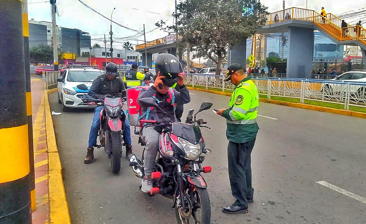 LimaRegion's tweet photo. #DivpolSur1 #CiaMonterrico Realizaron operativo policial en prevencion de los actos delictivos identificando a personas, motos lineales y vehiculos motorizados en distrito de #Surco https://t.co/78PdDCwV5y