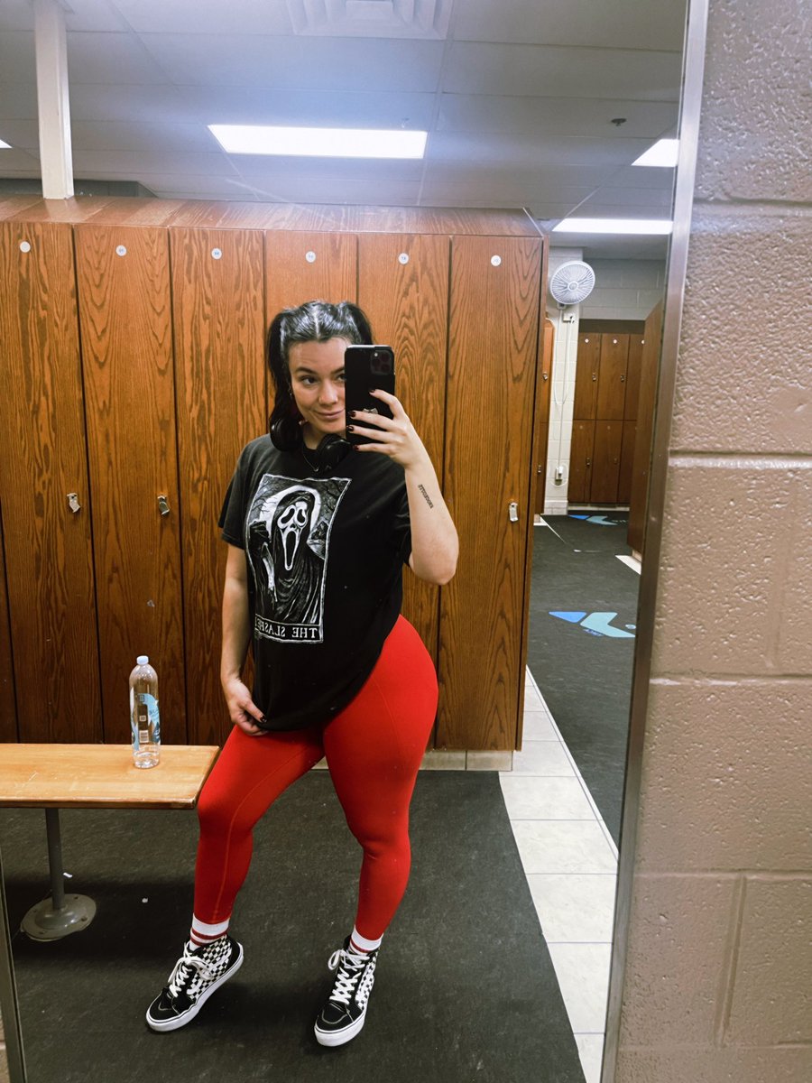 ElmStreetGrad's tweet photo. Showing off my scream shirt. 

The red leggings are always a good touch. https://t.co/jU1slNkpyh