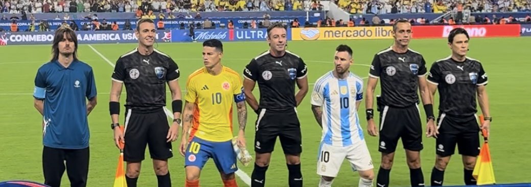 Dannocean's tweet photo. Ayer entregando la moneda. Gracias Powerade por pensar en mi y dejarme vivir este momentazo… algún día será con la Vinotinto. https://t.co/OgZUAL2cpH