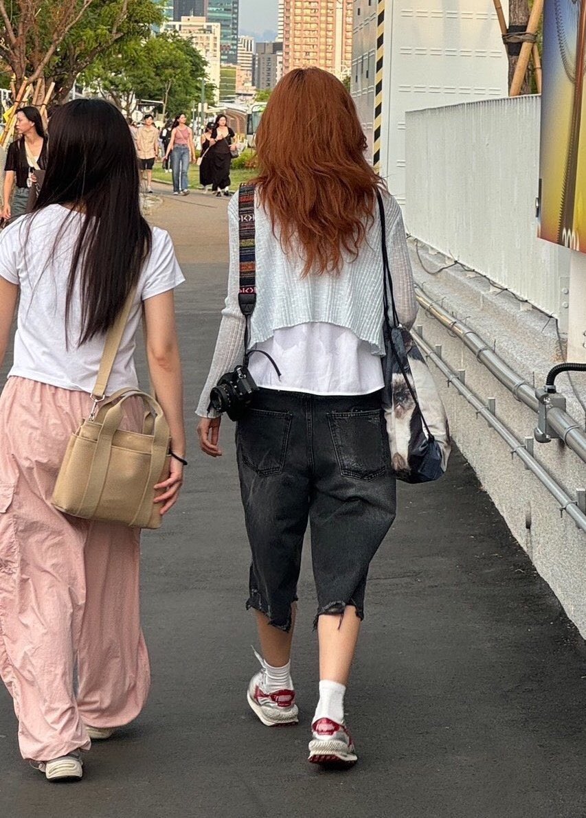 dinniebur's tweet photo. Seulgi's cat bag 😆 https://t.co/urid1sNQKb
