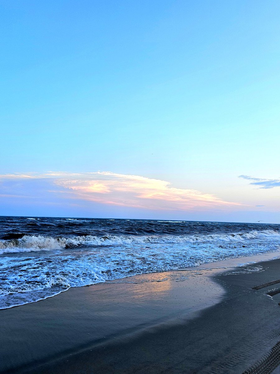 MonaChaudhryy's tweet image. Sunset hues reflecting on the ocean's canvas. Share your ocean/river/lake pictures 📸