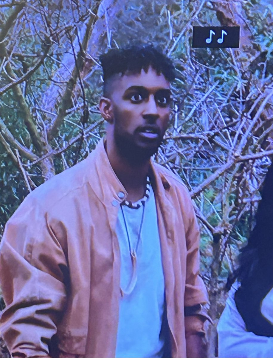 iHoe0810's tweet photo. NOW WHY YALL PUT THAT BIG ASS SPIDER ON TGIS BLACK MANS NECK 🤣🤣🤣🤣 messssyyyyy  #TheBachelorette https://t.co/3gh4AFsad9