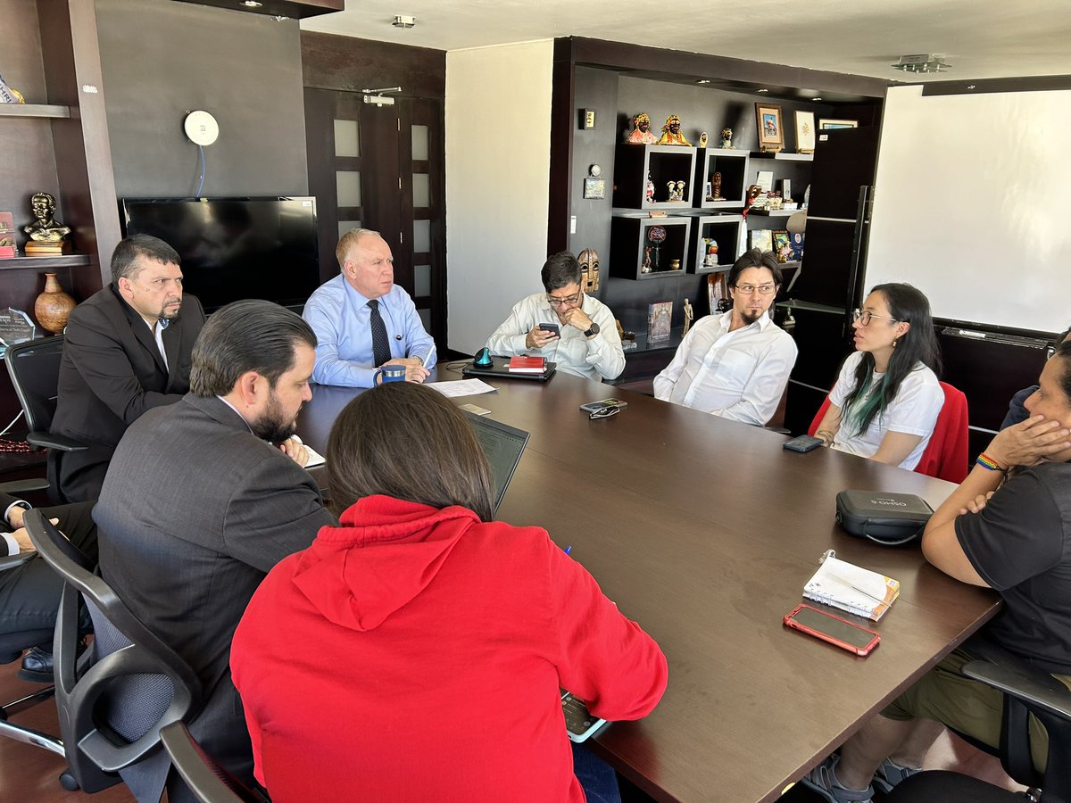 LoaEcuador's tweet photo. Hoy no hemos parado, estuvimos en reuniones varias, entre esas en la @DEFENSORIAEC analizando próximas acciones. 

Aún no recibimos por la vía oficial el informe de la comisión de Biodiversidad, pero estuvimos conectadas a la sesión de la mañana, entendemos por dónde apunta el texto.

El Colectivo LOA reafirma su postura del comunicado anterior, la Asamblea debe aprobar una ley, de Derechos, para todos los animales, como manda la Sentencia 253-20-JH/22 

En cuanto tengamos en nuestras manos el informe oficial, emitiremos una postura definitiva y clara.

Quienes llevamos décadas en esta lucha, tramitando leyes , ordenanzas y normativas, sabemos cómo son estos procesos. 

Archivar la Ley, no es posible.
Esto, recién empieza. 
#YoApoyoLOA