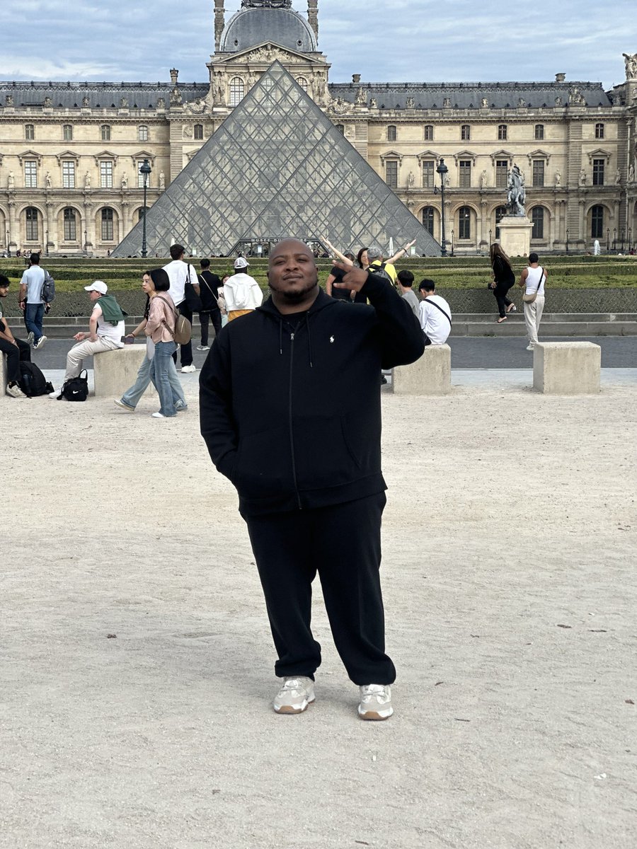 DerrickAAbram's tweet photo. Study Abroad in Paris https://t.co/zAKggjaknV