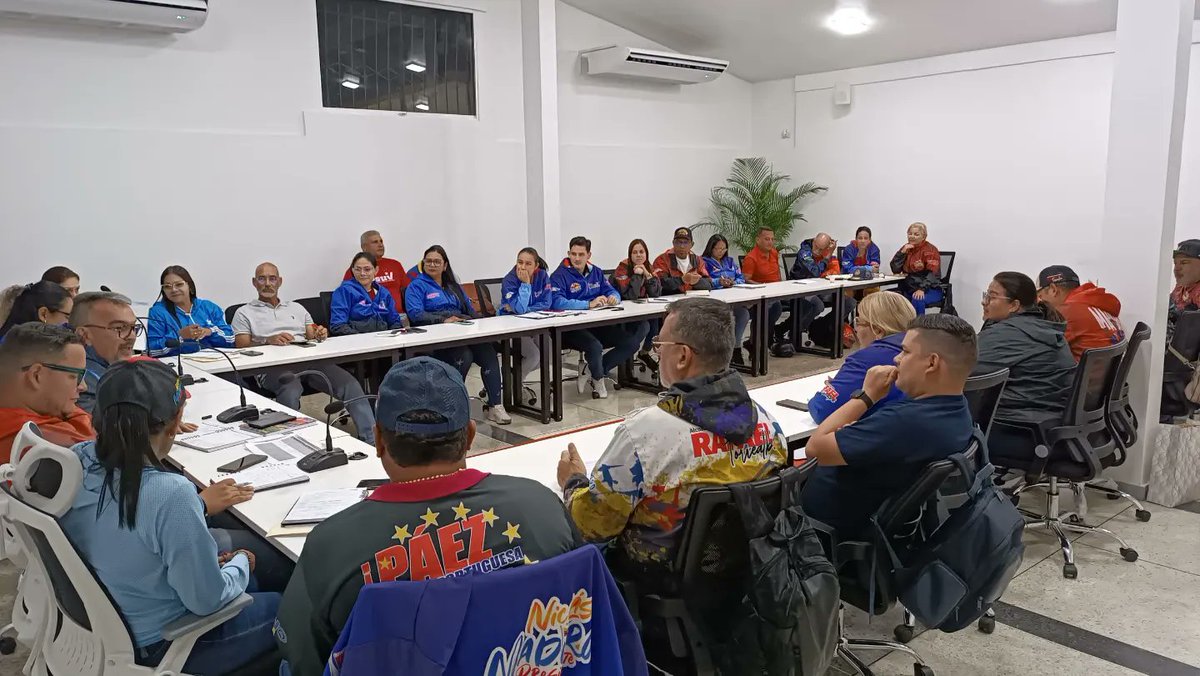 #EnDesarrollo Reunión de evaluación y planificación con los directores, directoras y jefes de áreas e institutos.

¡Vamos pa' arriba!

<a href="/NicolasMaduro/">Nicolás Maduro</a>
#PáezProduceYCrece #CrecimientoProductivo
#1x10DelBuenGobierno  #TuFuturoNuestroCompromiso #AcariguaMeEncanta