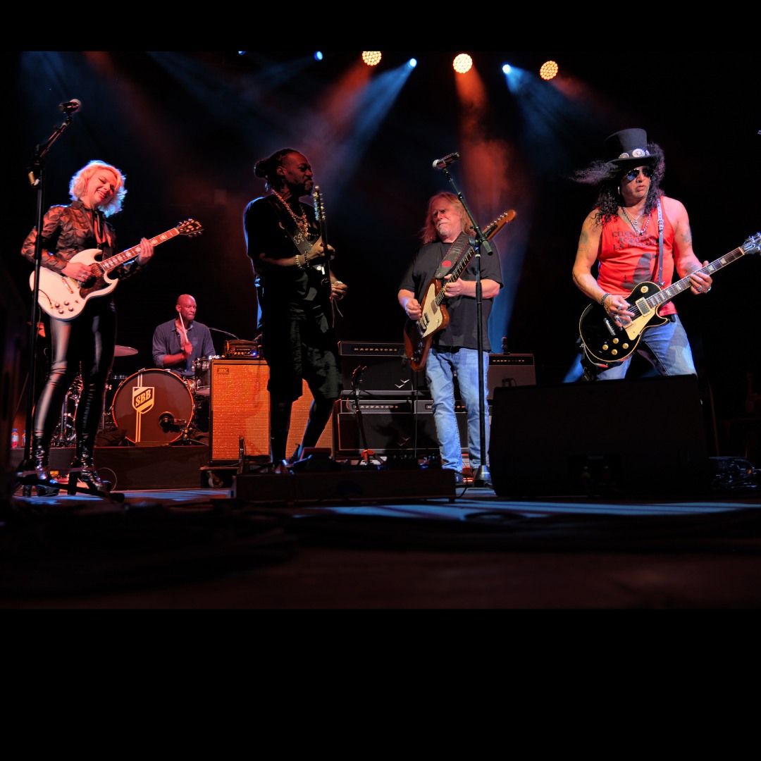 SlashArmy_ARG's tweet photo. ⚡ Slash's Blues Ball con Samantha Fish, Eric Gales y Warren Haynes anoche en Tucson, AZ 🇺🇸 | 14/07/24
📸: emcreates ig
• • •
#slash @slash #orgyofthedamned #slashsbluesball #avaamphitheater #arizona #serpentfestival https://t.co/KdEpzioLY4