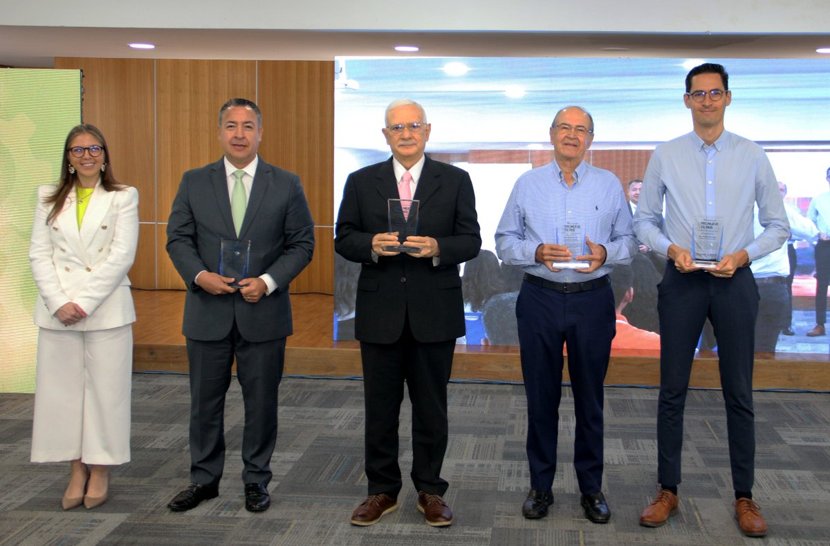 El seminario “Promueve Tu País: Forjando el Futuro desde la Juventud”, organizado por el programa de jóvenes <a href="/creo_sv/">CREO</a> de FUSADES, dio inicio con las palabras de bienvenida del Dr. Juan Daniel Alemán Gurdián, Presidente de FUSADES, dirigidas a más de 150 jóvenes.🧵