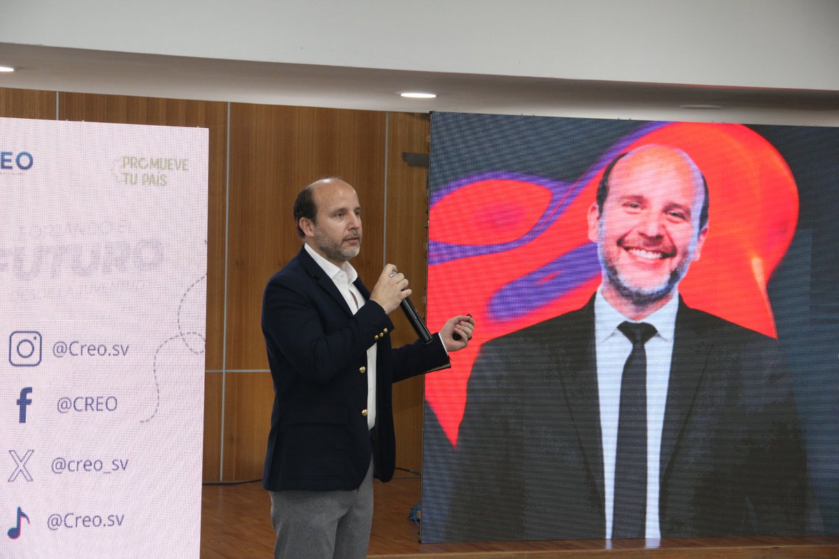 Durante el inicio del seminario, se destacó la participación de diversos expertos en temas como liderazgo, participación ciudadana, desarrollo económico y tecnología.