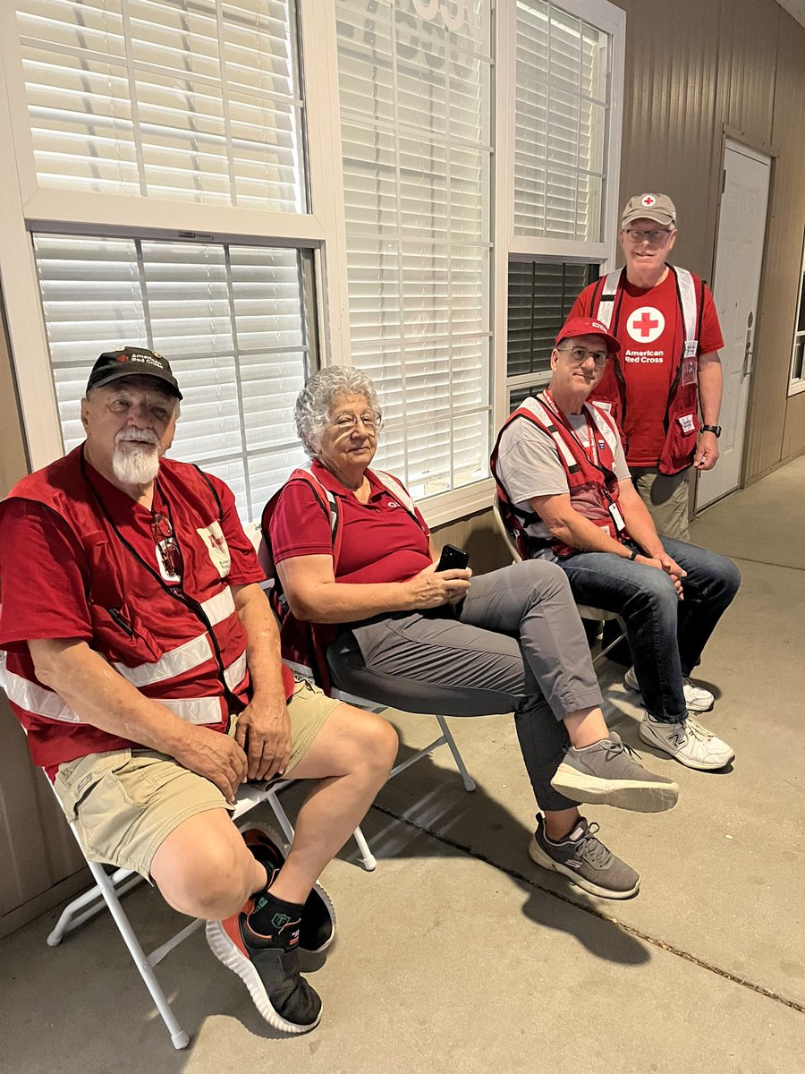 RedCrossCCR's tweet image. It was a busy weekend for our Kern County disaster team. Red Cross volunteers opened shelters for evacuees displaced by the #RanchoFire, #WhiteFire &amp;amp; #LauraFire. 

‼️ As of this afternoon, all @RedCross emergency shelters have closed. 

⛑️ Thank you to our volunteers &amp;amp; partners!