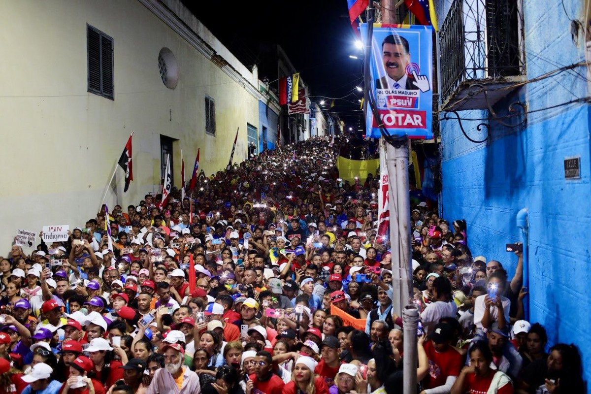 Gracias Ciudad Bolívar !!! 
Hoy quedó demostrado nuevamente de qué está hecho este pueblo que batalla y lucha . Con <a href="/NicolasMaduro/">Nicolás Maduro</a> ganaremos y bien .