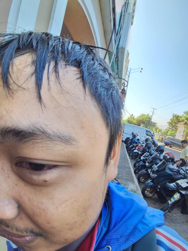 Mohon maaf. Untuk para pengendara motor,tolong sekali agar tidak meroko sambil berkendara. 
Barusan kejadian sama saya min, Abu rokok masuk mata. Tolong utk sedulur2 semua merokok itu enak sambil ngopi,kalo merokok di jalan kasihan pengendara lain,apalagi abu rokok sampe masuk