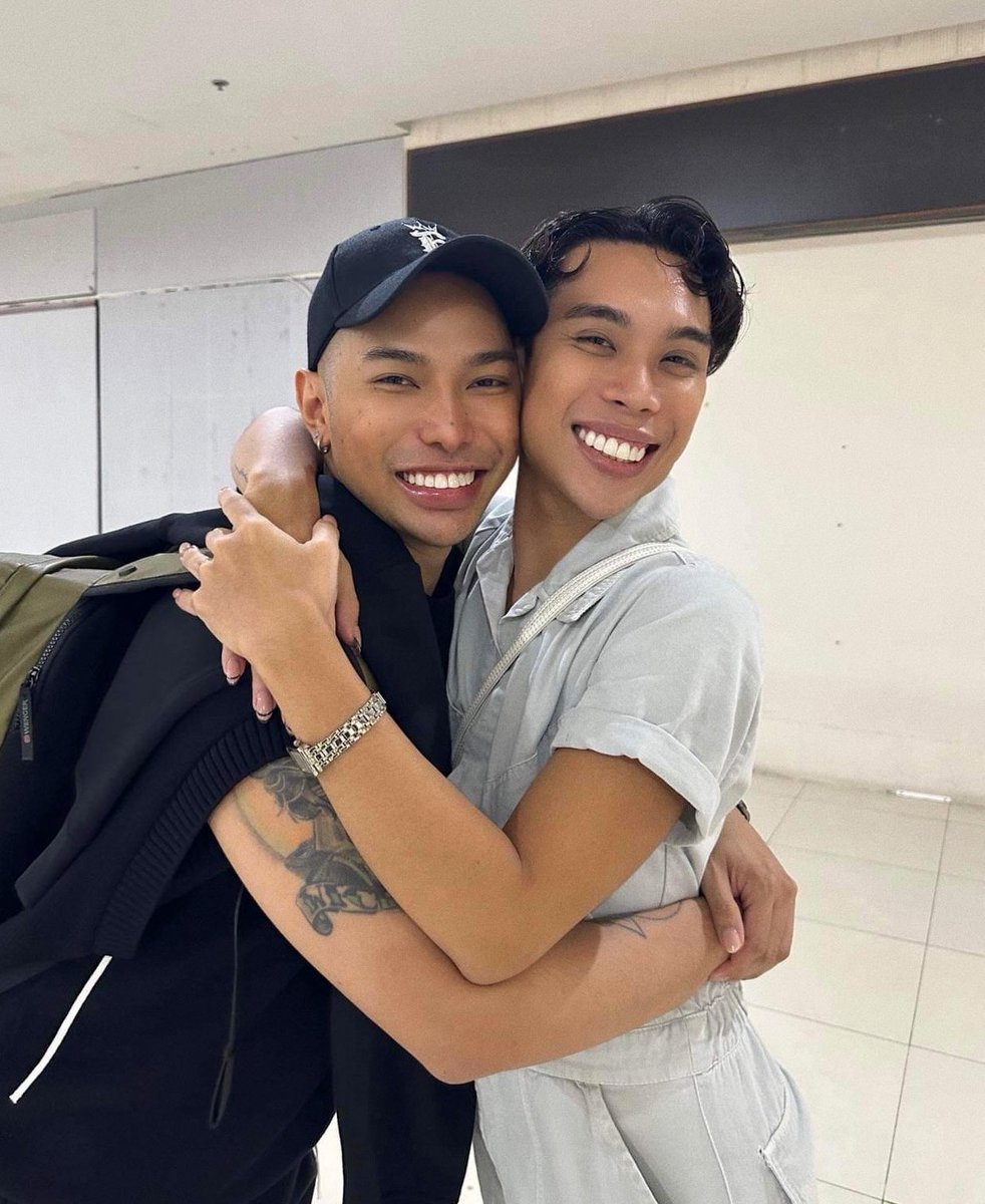 marinaxsummers's tweet photo. Left ⬅️ Eva sending me off for UKVTW
Right ➡️ Me sending off Eva for Global All Stars 

NOW THIS IS THE ULTIMATE FRIENDSHIP GOALS! 😭😭😭 Congratulations @eva_lequeen Im soooo fucking proud of you and we can’t wait for the entire globe to fall in love with you! The Philippines and Asia is rallying behind you! 🤘🏽💫Go get it sister! This is me sending you off again - this time, to the Global stardom! Kagaya ng lagi kong sinasabi, ngayon, IKAW NAMAN. 🤩 

Mahal na mahal kitaaa! ALL HAIL!!!!! MS EVA LE QUEEN! 
@RuPaulsDragRace @WorldOfWonder @wowpresentsplus