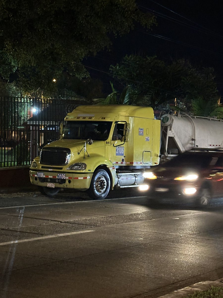 AlexwinngJDM's tweet photo. Son las 7:30 y en el redondel 10.5 ruta al Atlántico ya están los malditos estorbando @PMTMuniGuate @amilcarmontejo  manden agentes, van a sacar buenas multas https://t.co/hOGhLA69HH