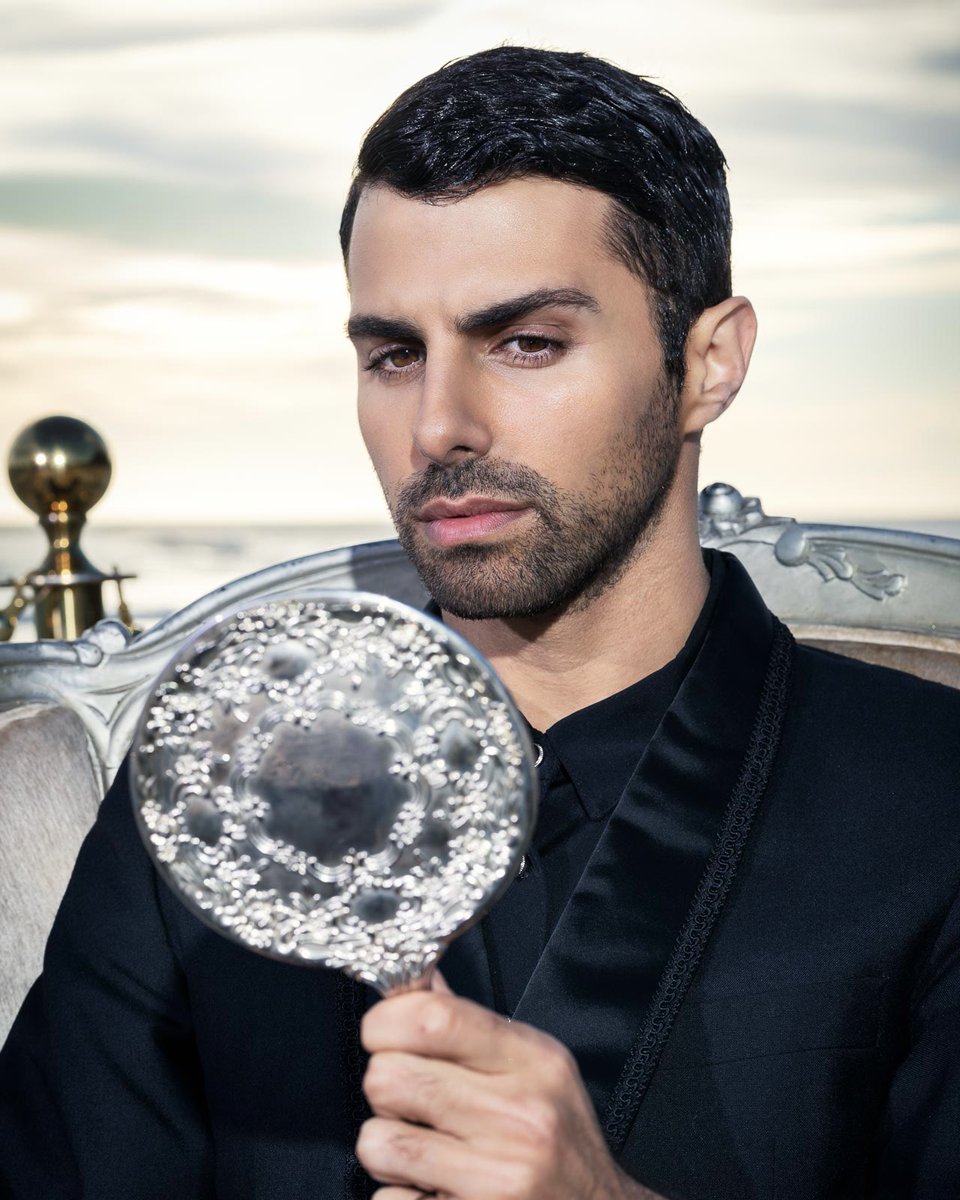 OshriMusic's tweet photo. Mirror mirror in my hand… #summerbody #loveIsland #photoshoot #sexy https://t.co/1dCPoF8qye