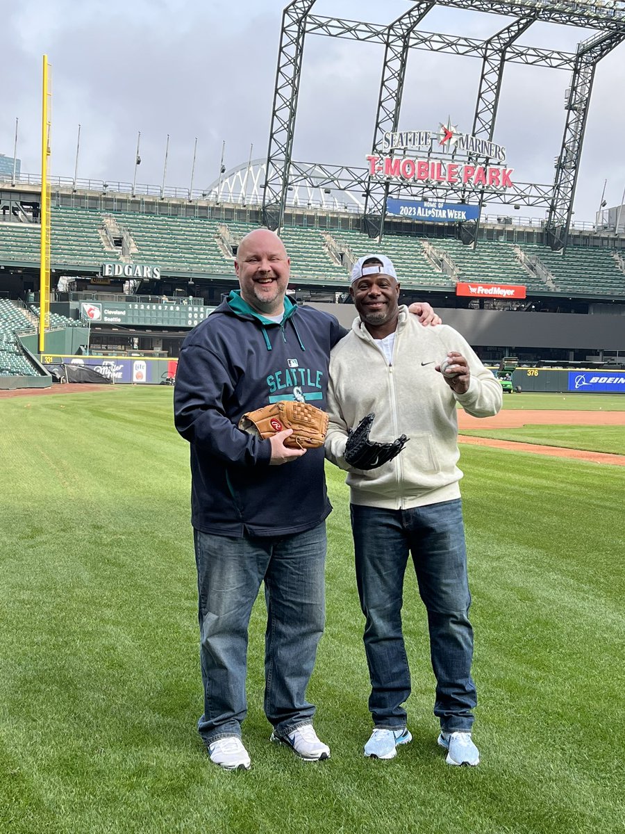jscukanec's tweet photo. Happy 25th birthday to the place that is both one of my favorite places to be ever & at times, a factory of sadness.
Still…nothing beats a ballpark… and she’s a beauty.
Go M’s
July 15, 1999
@TMobilePark
#SafecoField https://t.co/PiOIkM1eX2