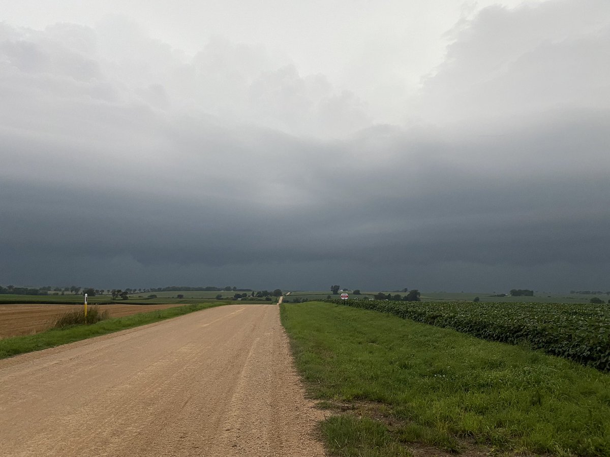 IntoTheStorm815's tweet photo. Quick little chase out by Pecatonica, IL. Wind was pretty wicked on the backside. #ilwx #storms https://t.co/PZ7hK96Tmz