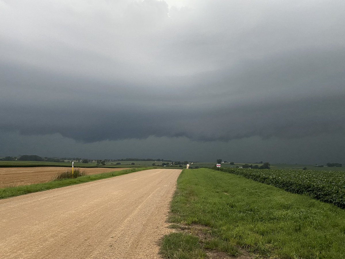 IntoTheStorm815's tweet photo. Quick little chase out by Pecatonica, IL. Wind was pretty wicked on the backside. #ilwx #storms https://t.co/PZ7hK96Tmz