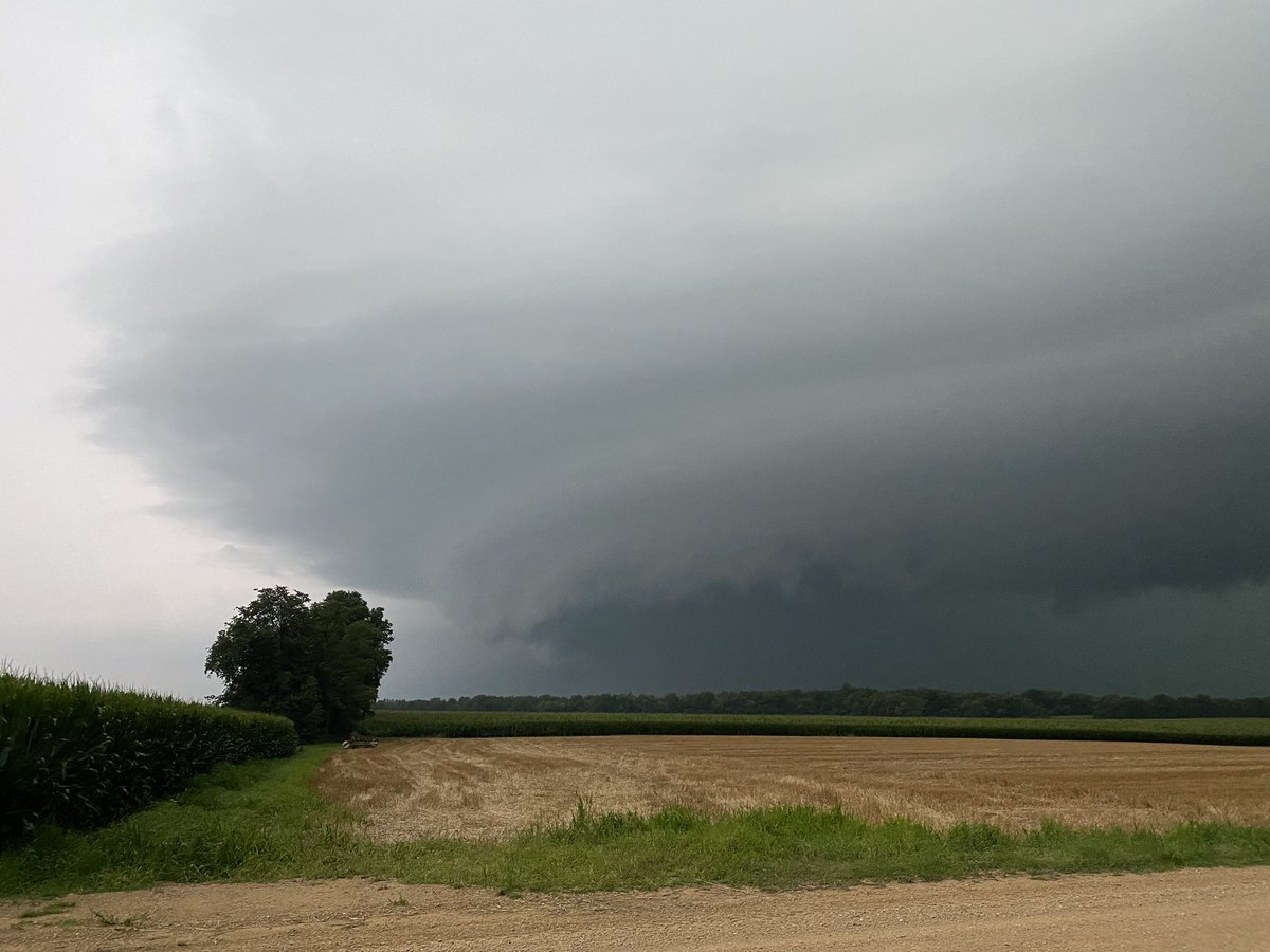 IntoTheStorm815's tweet photo. Quick little chase out by Pecatonica, IL. Wind was pretty wicked on the backside. #ilwx #storms https://t.co/PZ7hK96Tmz