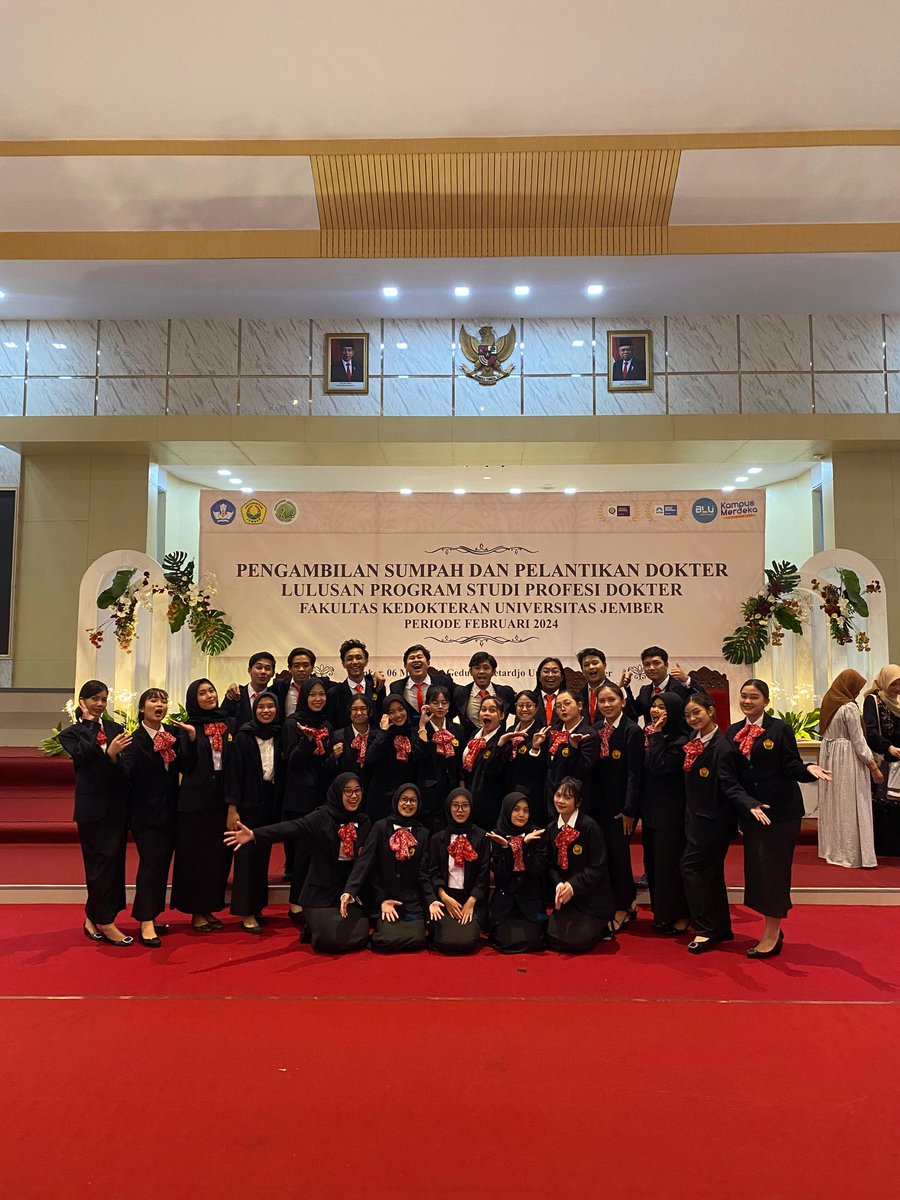 ehcrls's tweet photo. Di lain sisi juga tetep ikut padus. Seneng banget bisa berkesempatan buat ngisi bagian mewakili jadi PSM FK di sumpah dokter bareng tim lvc alias PSM FH 🥹❤️ https://t.co/MOkLMBrZXL