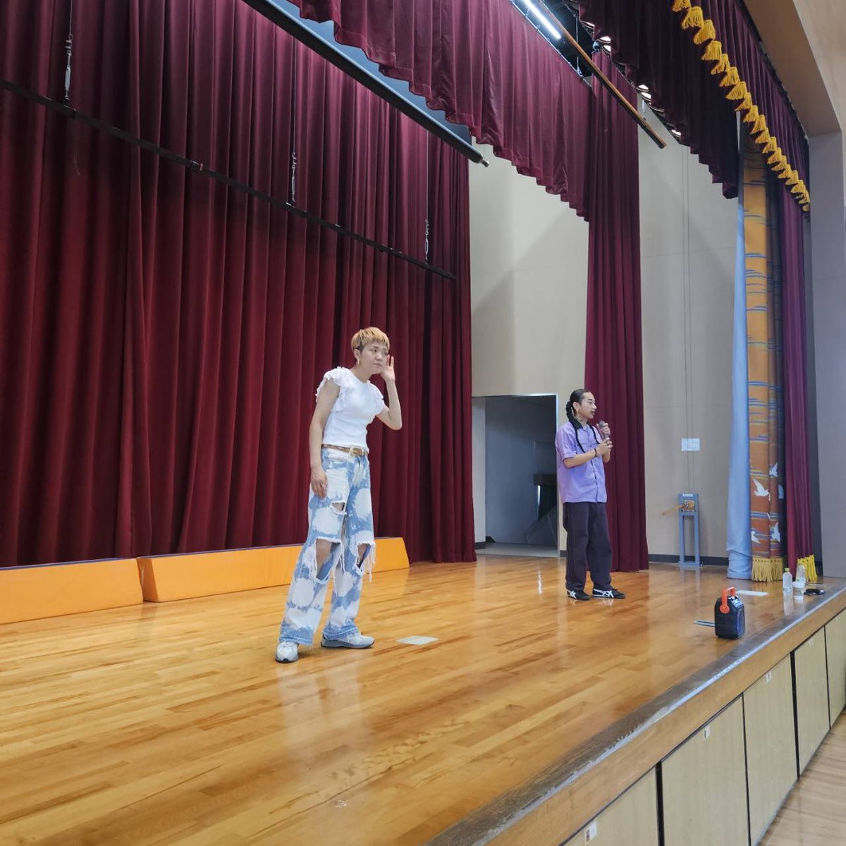 MILO_AttackDem's tweet photo. 【Reggae ×教育】
兵庫県西宮市の小学校にレゲエダンスを
さゆりさんと教えに行ってきました。
@sayupising 

3年生4年生合同での特別授業

紹介から始まって僕のダンスを観てもらって一緒に体を動かして。

初めてダンスに触れ合う子供達ばかりですが
皆んなすごい笑顔で真剣に楽しんでくれました。

ダンスを1から作るお題も皆んなプロ顔負けのアイデアで
色んな新しいダンスが産まれました。

そして今年の運動会に向けて皆んなで作ったダンスとレゲエダンスを使って世界に一つの作品を作ります。

普段のレッスンとは違い、ダンスを習ってない人達に
ダンスの楽しさを伝える所から始まるこの授業は僕にとっても凄く勉強になりました。

そして初心を忘れてはいけない。
改めてダンスの楽しさを子供達に教わる凄く楽しく有意義な時間でした。

こんな素晴らしい機会を与えてくれた  @non_myplace さんには感謝しかありません。

これから秋の運動会に向けて引き続きよろしくお願いします。

#reggae #dancehall #運動会
