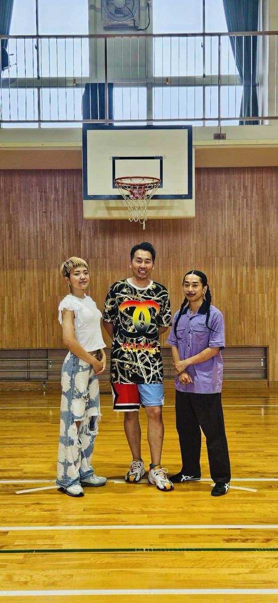 MILO_AttackDem's tweet photo. 【Reggae ×教育】
兵庫県西宮市の小学校にレゲエダンスを
さゆりさんと教えに行ってきました。
@sayupising 

3年生4年生合同での特別授業

紹介から始まって僕のダンスを観てもらって一緒に体を動かして。

初めてダンスに触れ合う子供達ばかりですが
皆んなすごい笑顔で真剣に楽しんでくれました。

ダンスを1から作るお題も皆んなプロ顔負けのアイデアで
色んな新しいダンスが産まれました。

そして今年の運動会に向けて皆んなで作ったダンスとレゲエダンスを使って世界に一つの作品を作ります。

普段のレッスンとは違い、ダンスを習ってない人達に
ダンスの楽しさを伝える所から始まるこの授業は僕にとっても凄く勉強になりました。

そして初心を忘れてはいけない。
改めてダンスの楽しさを子供達に教わる凄く楽しく有意義な時間でした。

こんな素晴らしい機会を与えてくれた  @non_myplace さんには感謝しかありません。

これから秋の運動会に向けて引き続きよろしくお願いします。

#reggae #dancehall #運動会