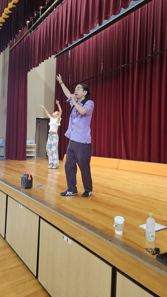 MILO_AttackDem's tweet photo. 【Reggae ×教育】
兵庫県西宮市の小学校にレゲエダンスを
さゆりさんと教えに行ってきました。
@sayupising 

3年生4年生合同での特別授業

紹介から始まって僕のダンスを観てもらって一緒に体を動かして。

初めてダンスに触れ合う子供達ばかりですが
皆んなすごい笑顔で真剣に楽しんでくれました。

ダンスを1から作るお題も皆んなプロ顔負けのアイデアで
色んな新しいダンスが産まれました。

そして今年の運動会に向けて皆んなで作ったダンスとレゲエダンスを使って世界に一つの作品を作ります。

普段のレッスンとは違い、ダンスを習ってない人達に
ダンスの楽しさを伝える所から始まるこの授業は僕にとっても凄く勉強になりました。

そして初心を忘れてはいけない。
改めてダンスの楽しさを子供達に教わる凄く楽しく有意義な時間でした。

こんな素晴らしい機会を与えてくれた  @non_myplace さんには感謝しかありません。

これから秋の運動会に向けて引き続きよろしくお願いします。

#reggae #dancehall #運動会