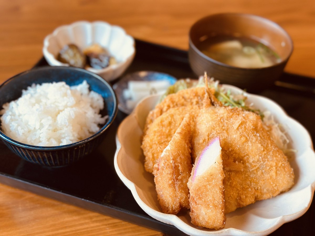 azamishokudooo's tweet photo. オススメ定食メニュー
お魚ミックス✨3年前に新入りしてから、今や定番メニュー😊
旨みギュッ！サクッ！フワッなアジフライ✨広島の味と言えば、がんす天☺️そして、厚みある蒲鉾フライ🤗一皿で満足度💯

今週の週替りは　野菜炒め🥬🥕野菜もお肉もしっかり入って、栄養もお腹もたっぷり満タン⛽️ https://t.co/wpB8kUA3CA
