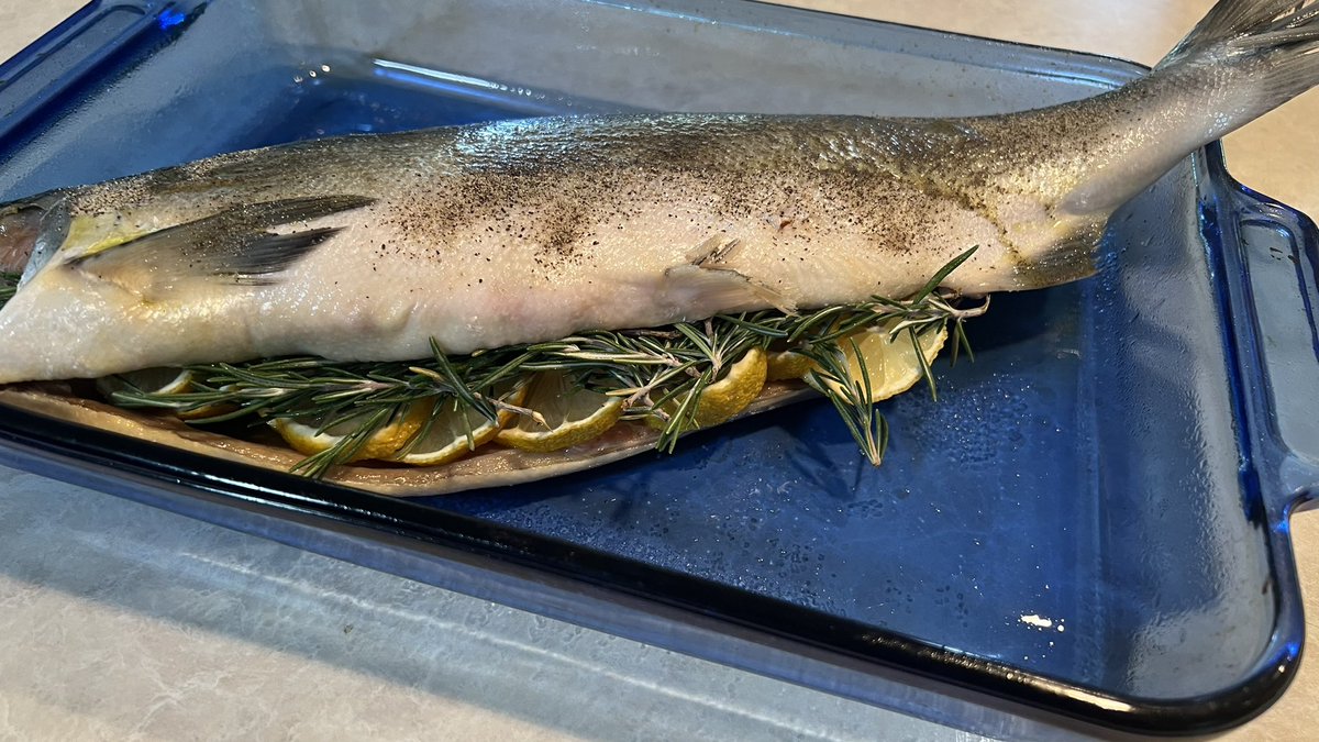 starlit's tweet photo. #coffeebreakcooking 
1. start with a roasted whole salmon for weekend dinners &amp; then 2. turn the leftovers into salmon burgers served with tzatziki made with garden cucumbers #yum #foodicook #investmentcooking #leftovers #stuffhegrows #mediterraneandiet https://t.co/pYgKT5tZYQ