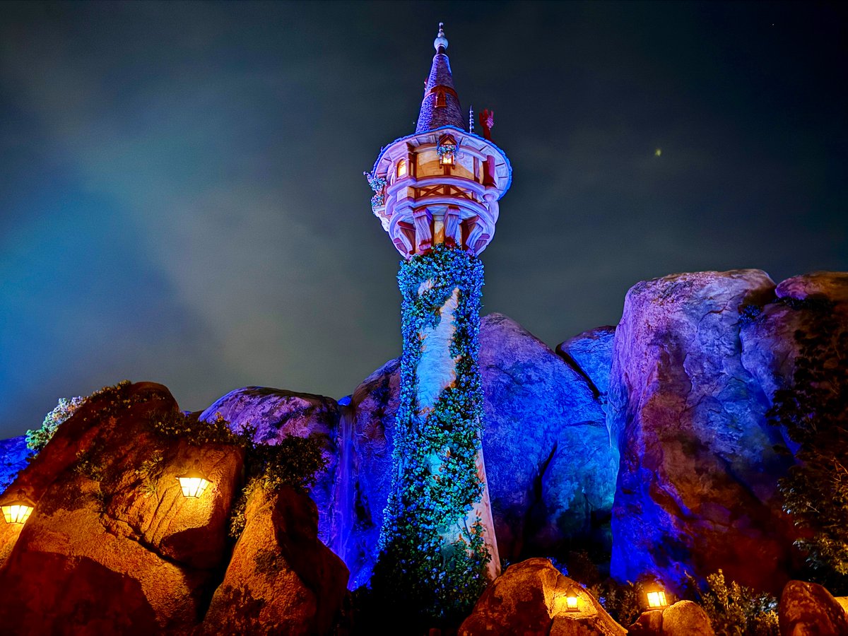 SoCal360's tweet photo. Fantasy Springs at night ✨ https://t.co/0arNwxrTtK