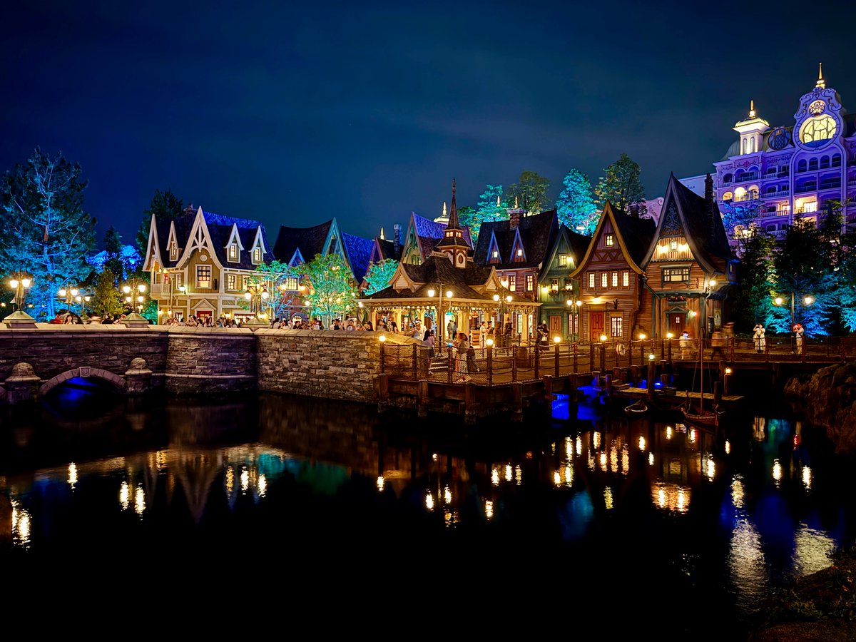SoCal360's tweet photo. Fantasy Springs at night ✨ https://t.co/0arNwxrTtK