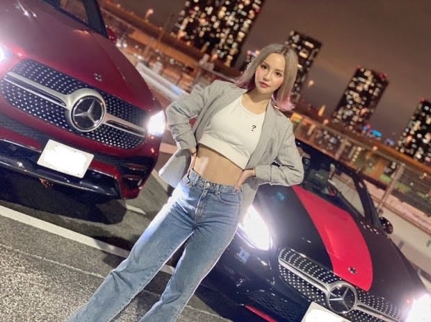 車も赤✖️黒  赤黒この時代ハマってたんだよな！ 髪の毛はピンクだったけど🍑  今乗ってる車は白だけど それは好みではなく、車屋さんに白が高く売れるから白にした方がいいって言われたの w https://t