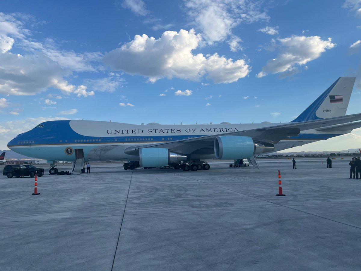 LASairport's tweet photo. Wheels down ๐ฌ #AirForceOne #SpottedatLAS https://t.co/J6DSgzvUWH