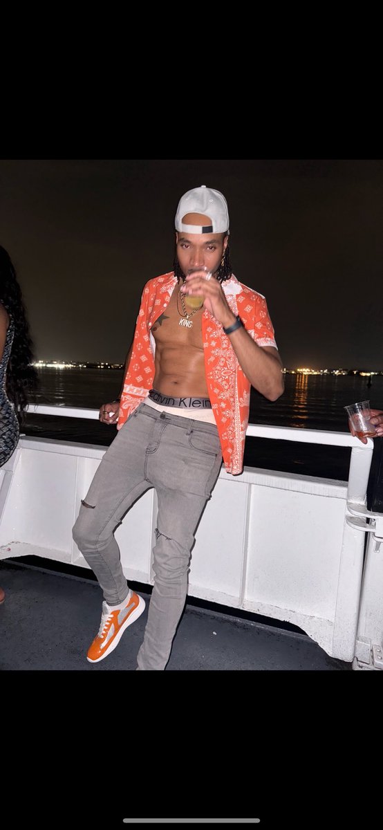 ARTSINGZ's tweet image. #yacht #nyc #CalvinKlein