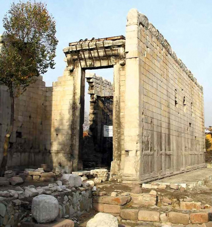 Ankara’daki Augustus Tapınağı, MÖ 25-20 yılları arasında inşa edilmiştir. Tapınak, Monumentum Ancyranum yazıtıyla ünlüdür. Bu yazıt, ilk Roma imparatoru Augustus’un otobiyografisi “Res Gestae Divi Augusti” 'nin dünya üzerindeki en eksiksiz kopyasıdır. #Ankara #Tarih #Augustus