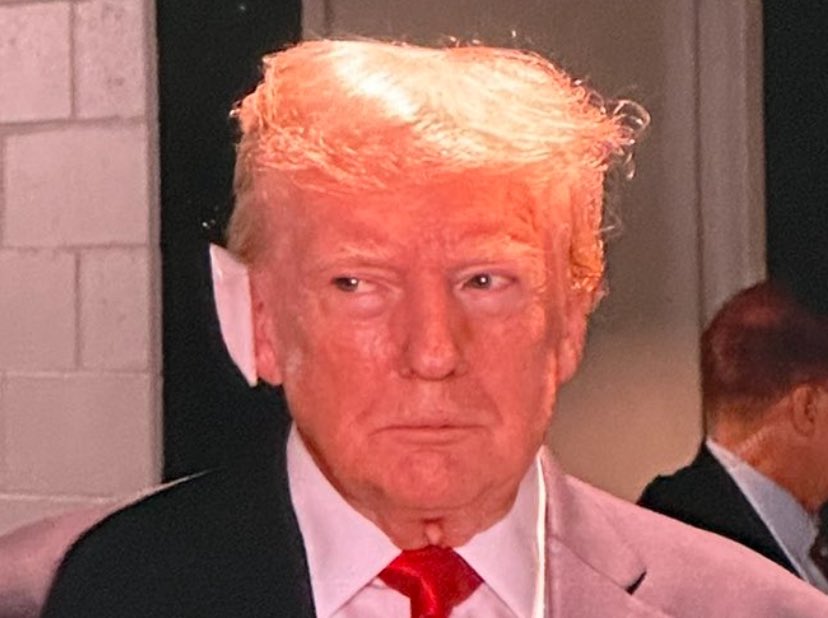 ArtCandee's tweet photo. Donald didn’t have a bandage on the ear when he walked off the plane earlier, did he? https://t.co/1qWJ9BZwzW
