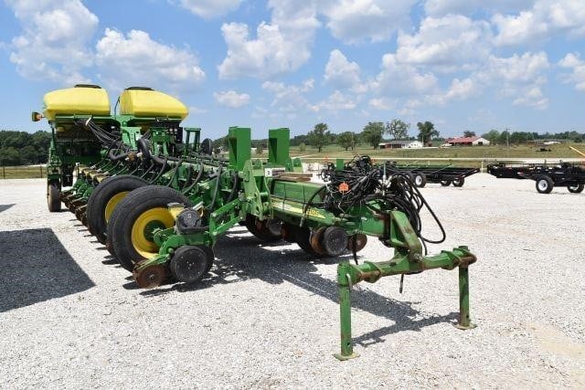 YieldTechnology's tweet image. For Sale: 2009 JOHN DEERE 1770NT - Precision Planting 20/20 Gen 2, hydraulic-driven AirForce compressor, row command shut-offs, eSets, cast closing wheels, PPS HD parallel arms, plus more!!

Info: tractorhouse.com/listing/for-sa…